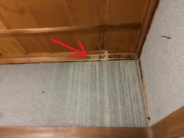 三豊市山本町の雨漏りし天井に染みができた様子